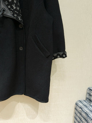 1v double-faced wool coat  Composition: Wool + Silk, with wool edging.