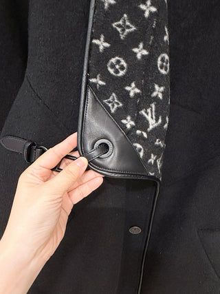 1v double-faced wool coat  Composition: Wool + Silk, with wool edging.