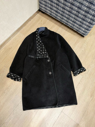 1v double-faced wool coat  Composition: Wool + Silk, with wool edging.