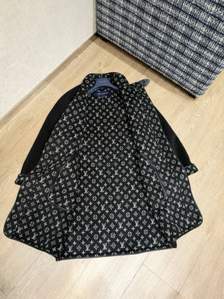 1v double-faced wool coat  Composition: Wool + Silk, with wool edging.