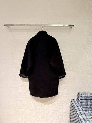 1v double-faced wool coat  Composition: Wool + Silk, with wool edging.