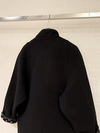 1v double-faced wool coat  Composition: Wool + Silk, with wool edging.