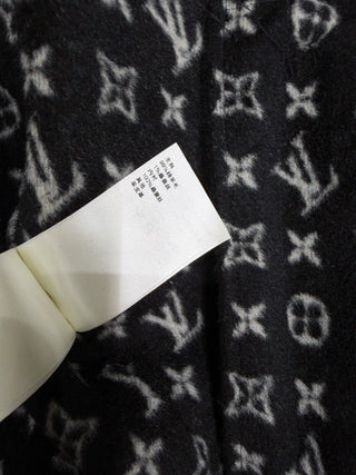 1v double-faced wool coat  Composition: Wool + Silk, with wool edging.