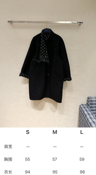 1v double-faced wool coat  Composition: Wool + Silk, with wool edging.