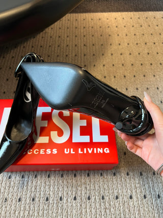 Cool and stylish pointed high heels