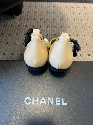 Chane*  Pointed Toe Color Block Pearl Chain Mary Jane Shoes