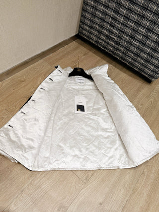 Chanel* 25A Métiers d'Art collection new arrival: Black and white all-over print silk jacquard cotton coat with subtle pattern.