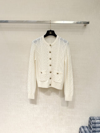 Chanel 25N Ski Collection - Top Quality - Fluffy and Minimalist Cashmere Knit Cardigan