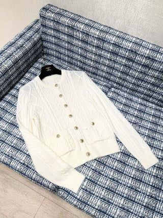Chanel 25N Ski Collection - Top Quality - Fluffy and Minimalist Cashmere Knit Cardigan