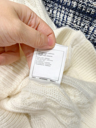 Chanel 25N Ski Collection - Top Quality - Fluffy and Minimalist Cashmere Knit Cardigan