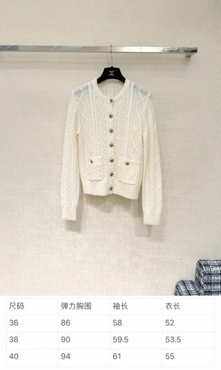 Chanel 25N Ski Collection - Top Quality - Fluffy and Minimalist Cashmere Knit Cardigan