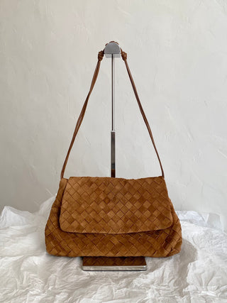 Giorno flap shoulder bag in suede, amber color.