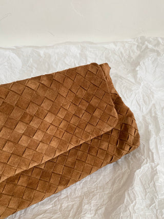 Giorno flap shoulder bag in suede, amber color.