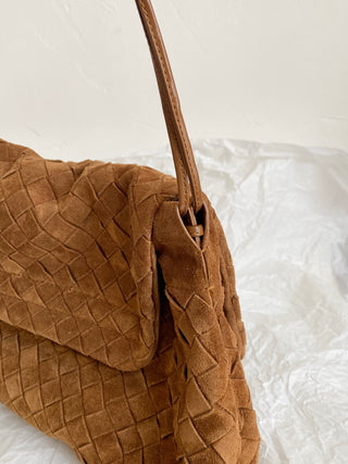 Giorno flap shoulder bag in suede, amber color.