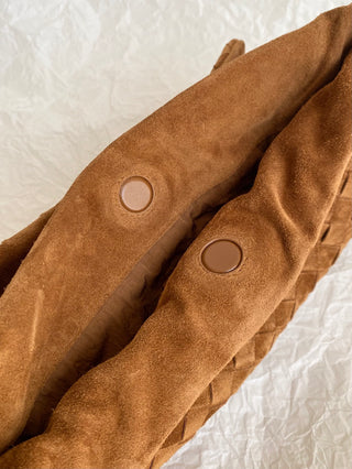 Giorno flap shoulder bag in suede, amber color.