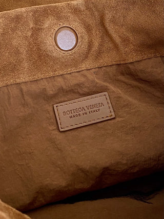 Giorno flap shoulder bag in suede, amber color.