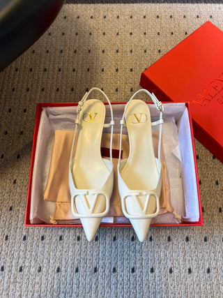 Classic V-buckle pointed toe low-heeled high heels