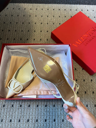 Classic V-buckle pointed toe low-heeled high heels