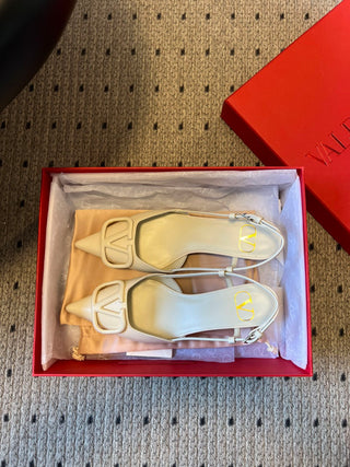 Classic V-buckle pointed toe low-heeled high heels