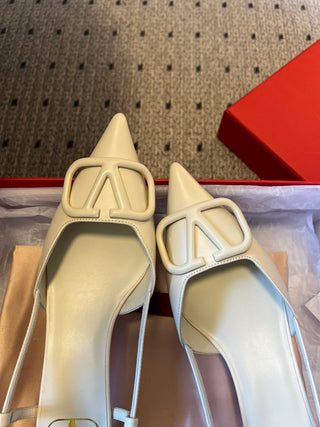 Classic V-buckle pointed toe low-heeled high heels