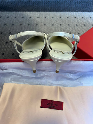 Classic V-buckle pointed toe low-heeled high heels