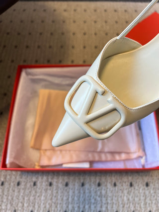 Classic V-buckle pointed toe low-heeled high heels