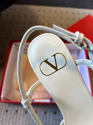 Classic V-buckle pointed toe low-heeled high heels