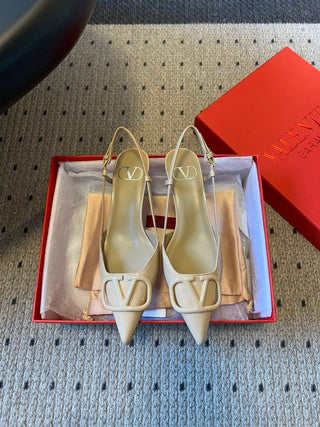 Classic V-buckle pointed toe low-heeled high heels