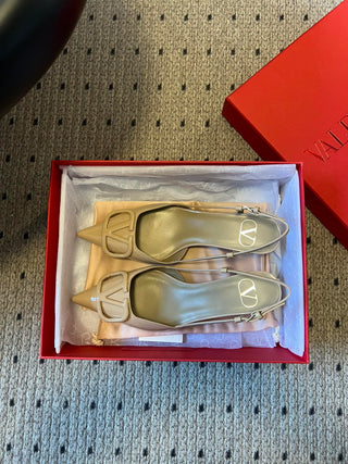 Classic V-buckle pointed toe low-heeled high heels