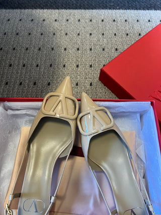 Classic V-buckle pointed toe low-heeled high heels