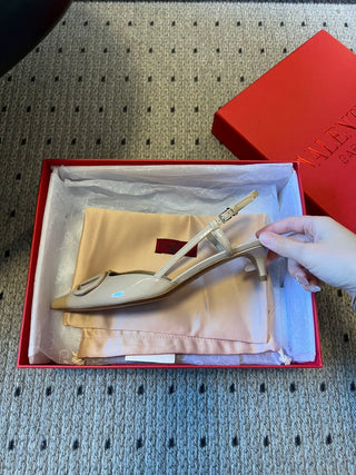 Classic V-buckle pointed toe low-heeled high heels