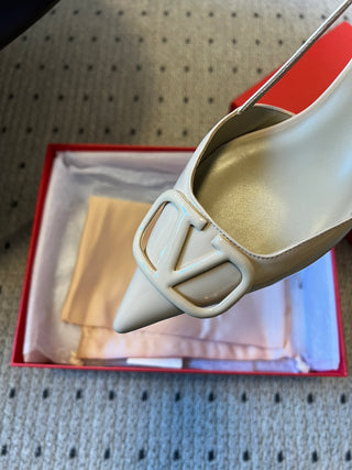 Classic V-buckle pointed toe low-heeled high heels