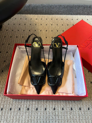 Classic V-buckle pointed toe low-heeled high heels