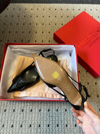 Classic V-buckle pointed toe low-heeled high heels