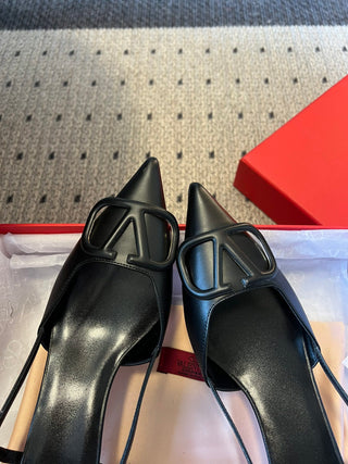 Classic V-buckle pointed toe low-heeled high heels