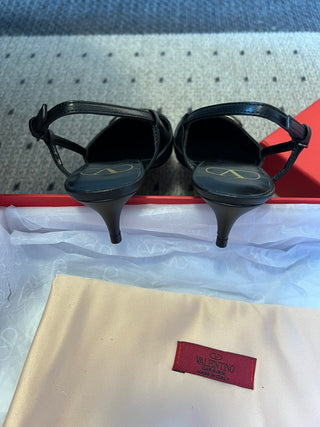 Classic V-buckle pointed toe low-heeled high heels