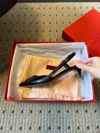 Classic V-buckle pointed toe low-heeled high heels