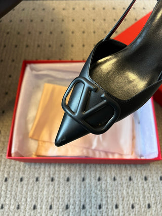 Classic V-buckle pointed toe low-heeled high heels