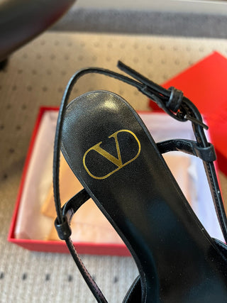 Classic V-buckle pointed toe low-heeled high heels