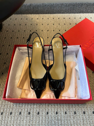 Classic V-buckle pointed toe low-heeled high heels