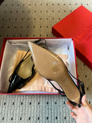 Classic V-buckle pointed toe low-heeled high heels