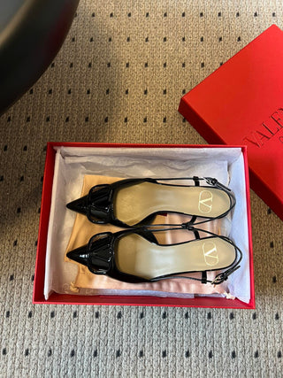 Classic V-buckle pointed toe low-heeled high heels