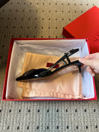 Classic V-buckle pointed toe low-heeled high heels