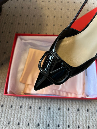 Classic V-buckle pointed toe low-heeled high heels