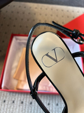 Classic V-buckle pointed toe low-heeled high heels