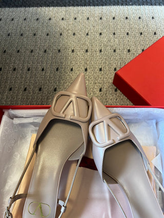 Classic V-buckle pointed toe low-heeled high heels