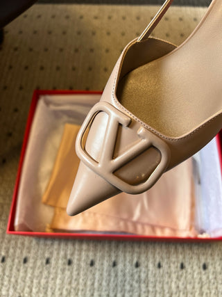 Classic V-buckle pointed toe low-heeled high heels