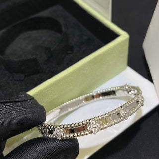 Stylish narrow bracelet with four-leaf clover design