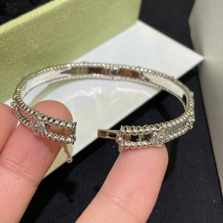 Stylish narrow bracelet with four-leaf clover design