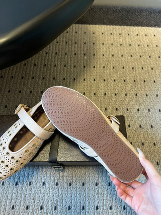 26ss Flat Round Hollow-Out Mary Jane Shoes
